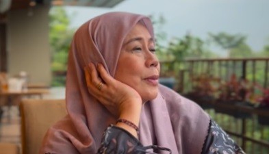 Mata Kanan Dewi Yull Alami Kebutaan