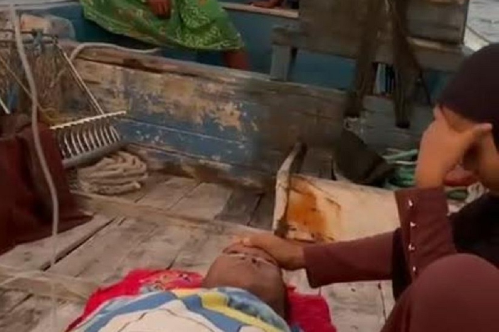 Viral! Pasien Kritis di Pulau Mandangin Sampang Dirujuk ke RS Pakai Perahu Kecil