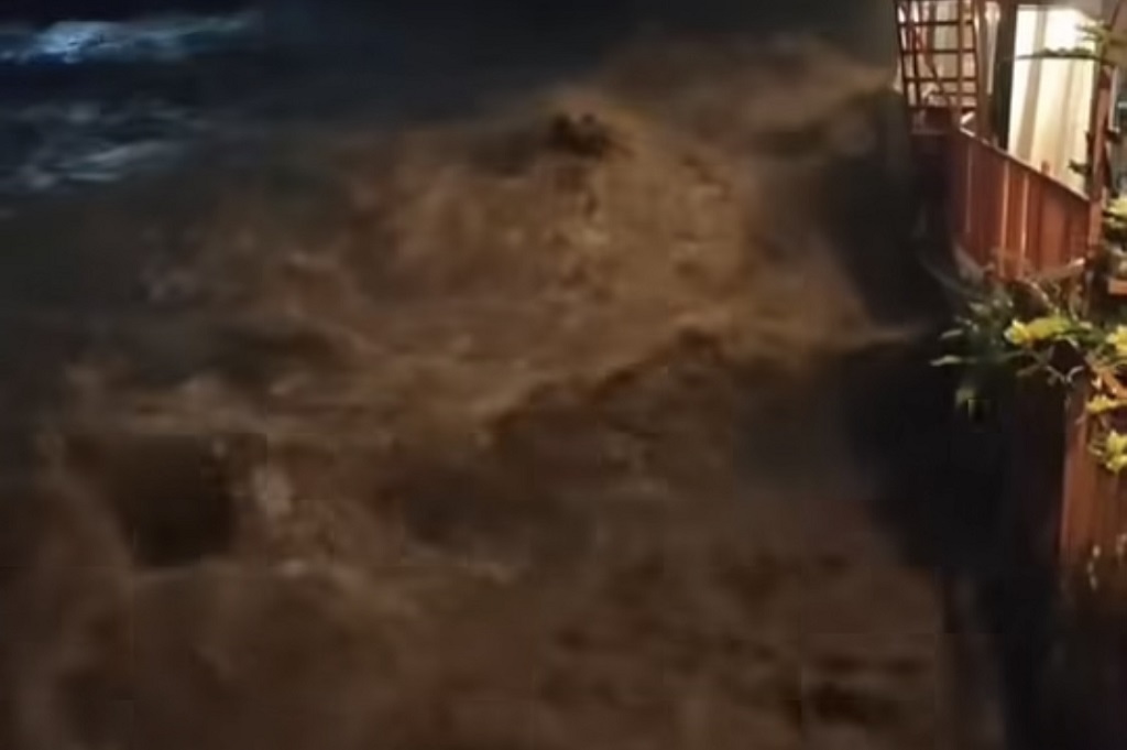 Banjir Terjang Puncak Bogor: Jalanan Sulit Dilalui, Tembok Jebol