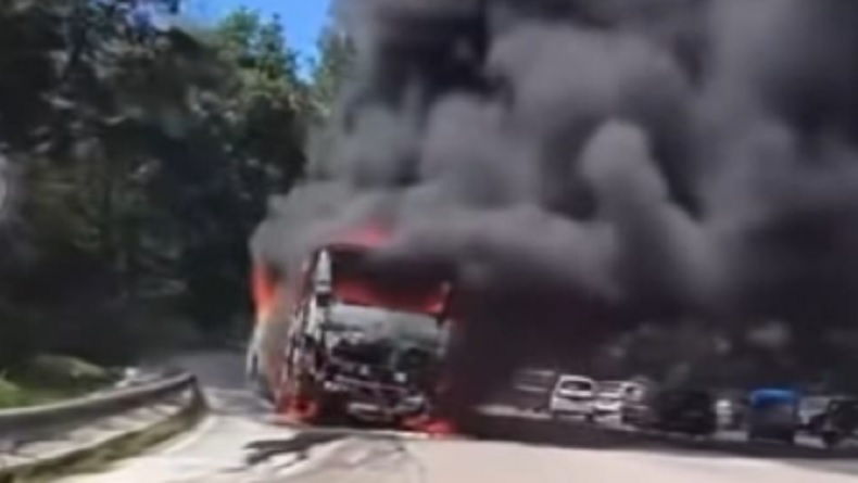 Bus Pariwisata Bawa 40 Orang Rombongan Ibu-Ibu Terbakar Hebat di Jalur Medan–Berastagi