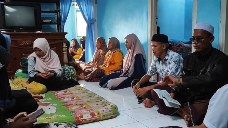 Keluarga 2 Korban Kapal Tenggelam asal Pasuruan di Selat Bali Gelar Doa Bersama