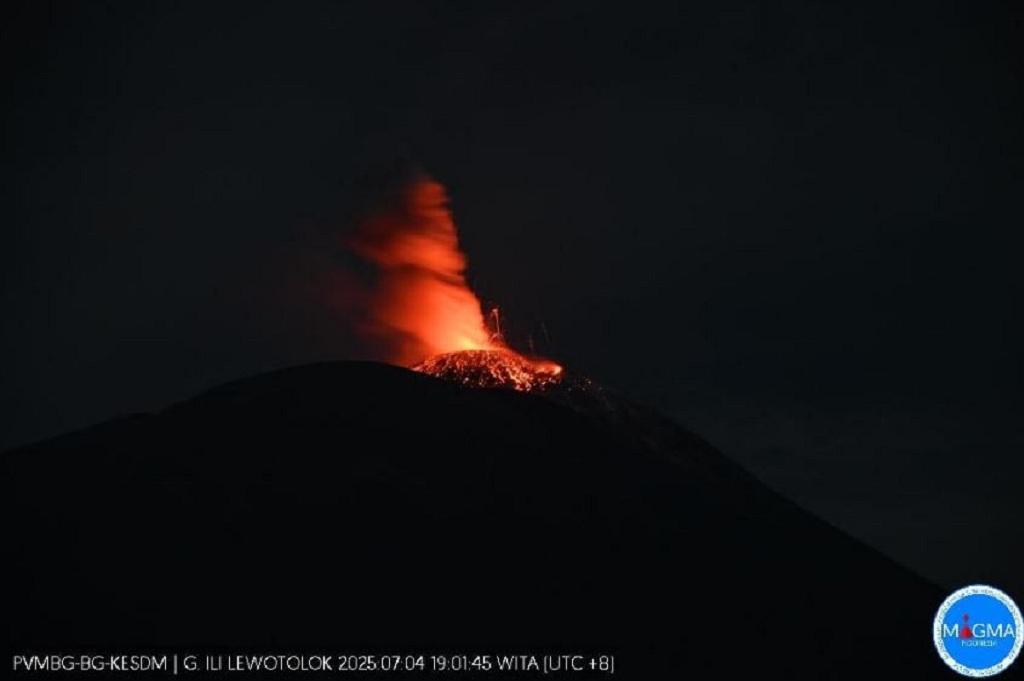 Erupsi Gunung Ile Lewotolok, Lontarkan Material Pijar Sejauh 500 Meter dari Kawah