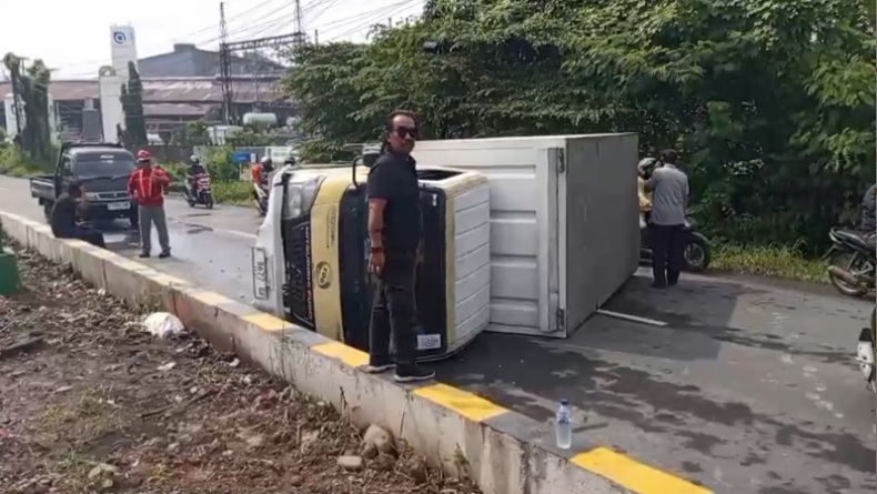 Rem Blong, Truk Boks Tabrak Pembatas Jalan hingga Terguling di Cikarang