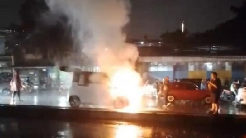 Mobil Listrik Terbakar Hebat di Bandung, Sempat Terdengar Ledakan 3 Kali 