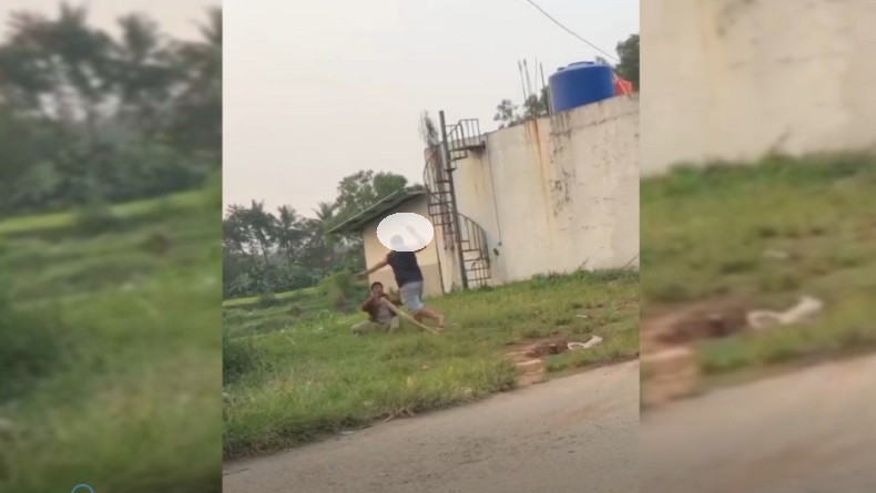 Menegangkan, Detik-Detik Pemilik Agen Transfer Uang di Bekasi Bacok Pelanggan Terekam Kamera