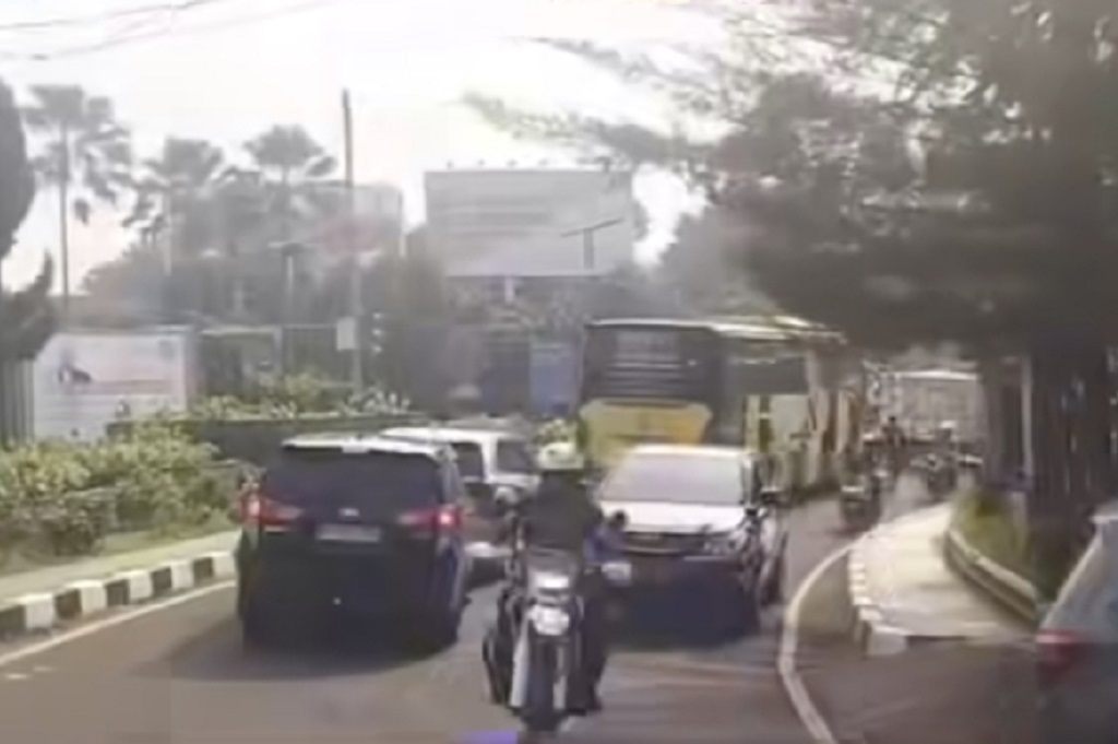 Aksi Humanis! Polisi Kawal Ibu hendak Melahirkan hingga Tembus One Way di Puncak