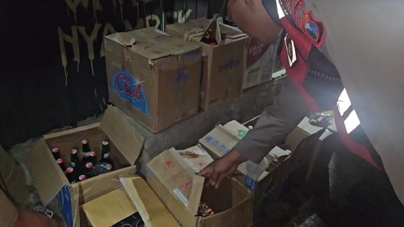 Razia Warung Remang-Remang di Sidoarjo, 500 Lebih Botol Miras Disita Petugas