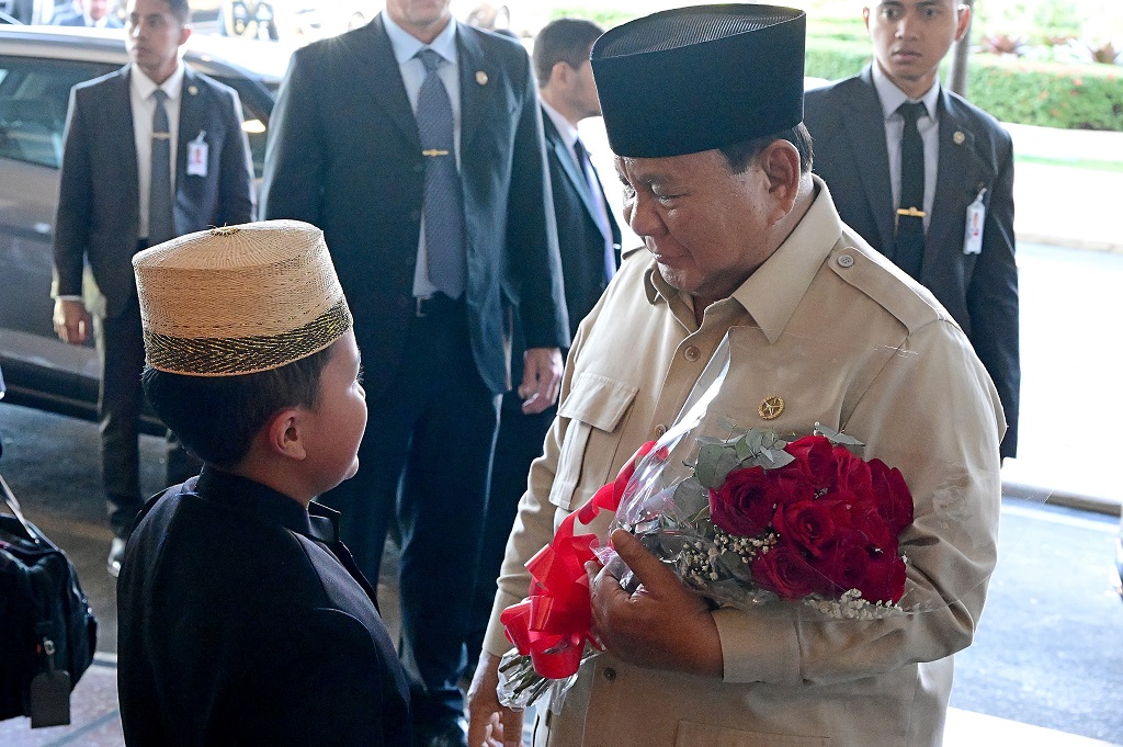 Momen Prabowo Diberi Bunga oleh Anak Diaspora Indonesia di Rio de Janeiro