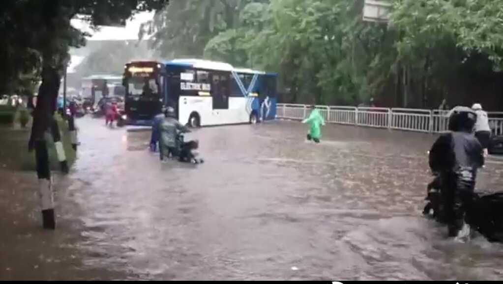 Jakarta Lumpuh Terendam Banjir, Ini Ruas Jalan yang Terdampak