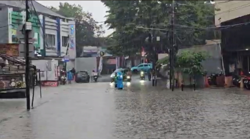 Jalan Haji Nawi dan Fatmawati Jaksel Kebanjiran, Lalin Terganggu