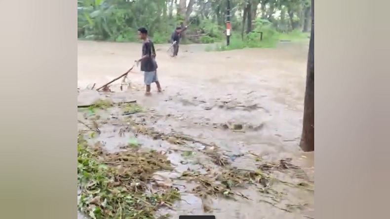 Banjir Rendam Permukiman Warga dan Jalur Poros di Bangkalan, Sejumlah Kendaraan Mogok