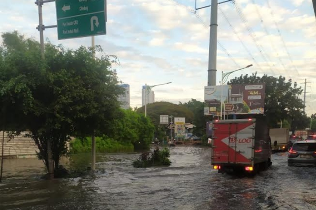 Ada Genangan 40 Cm, Puri Kembangan Jakbar Arah Ciledug Tak Bisa Dilalui Motor