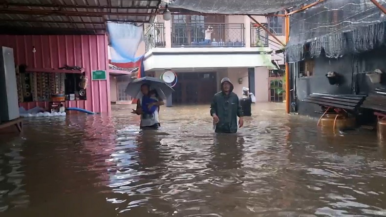 Ratusan Rumah Terendam Banjir di Tangsel akibat Hujan Deras, Akses Jalan Terputus
