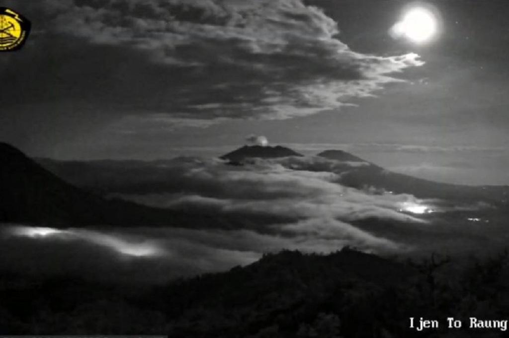 Gunung Raung Erupsi, Muntahkan Kolom Abu Vulkanis Capai 1 Km di Atas Puncak