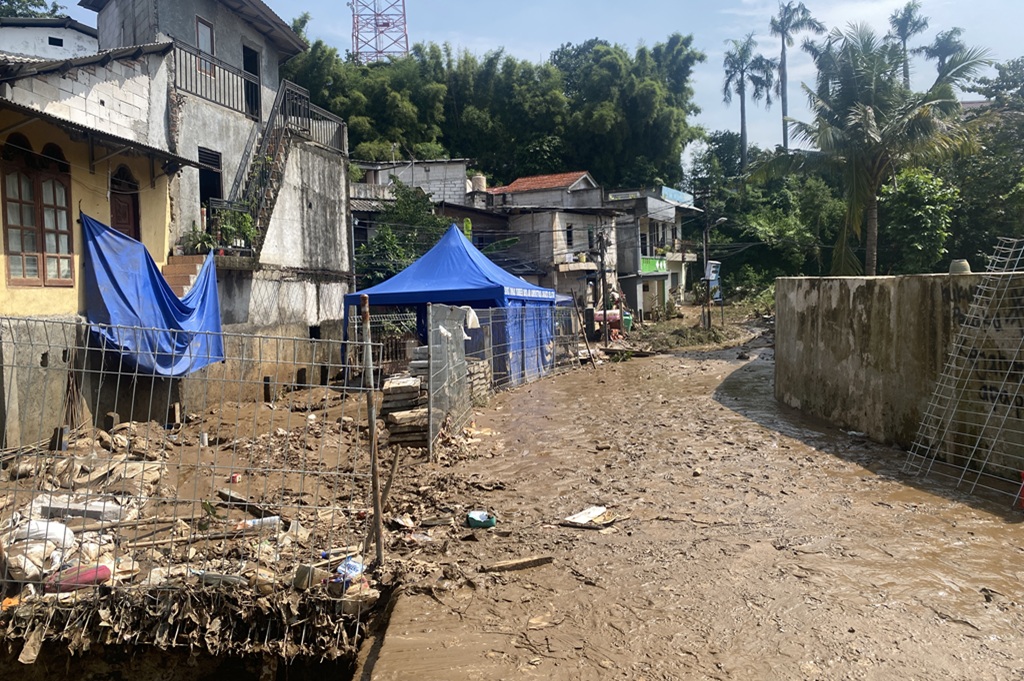 Sempat Terendam Banjir, Rumah Warga di Rawajati Jaksel Dipenuhi Lumpur