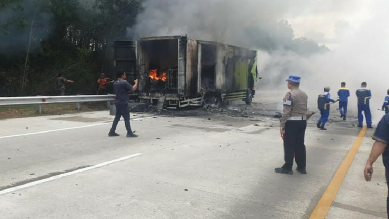 Truk Tronton Angkut Paket dan Barang Elektronik Terbakar Hebat di Tol Lampung