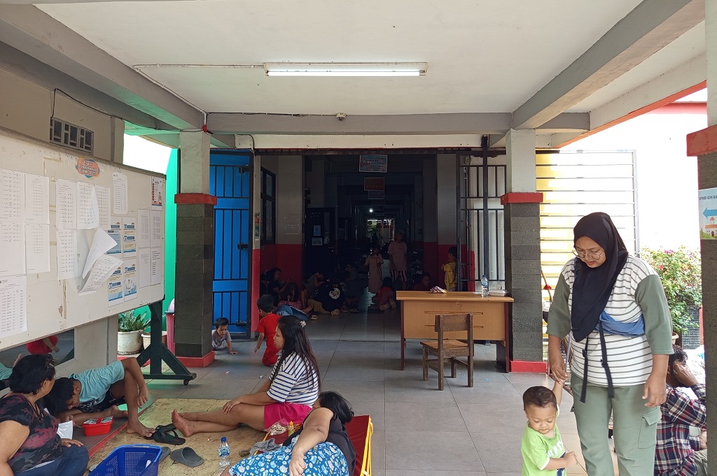 Mengungsi di Sekolah, Warga Jatinegara Korban Banjir Terima Bantuan Makanan
