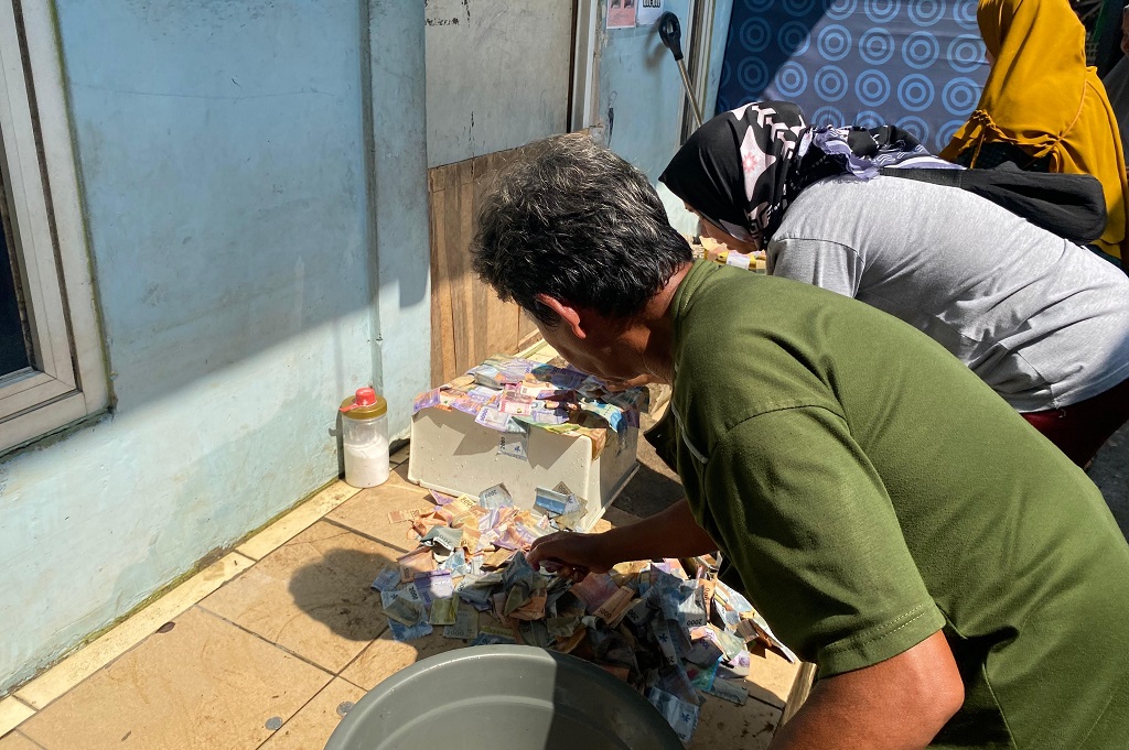 Momen Warga Pasar Minggu Jemur Uang yang Basah gegara Banjir