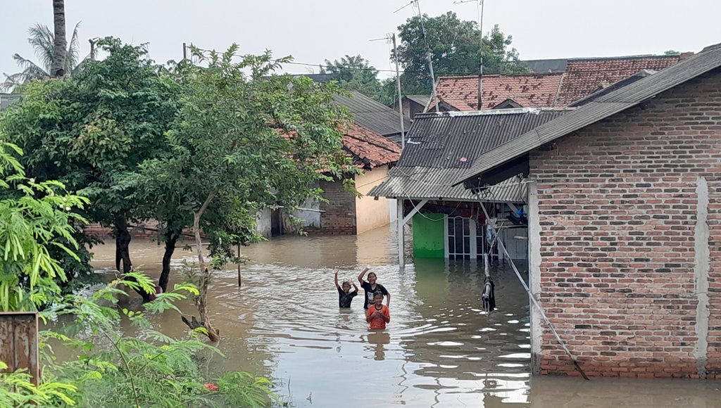 Banjir 1,5 Meter Rendam Cikarang Utara, Warga Mengungsi di Warung dan Pinggir Jalan