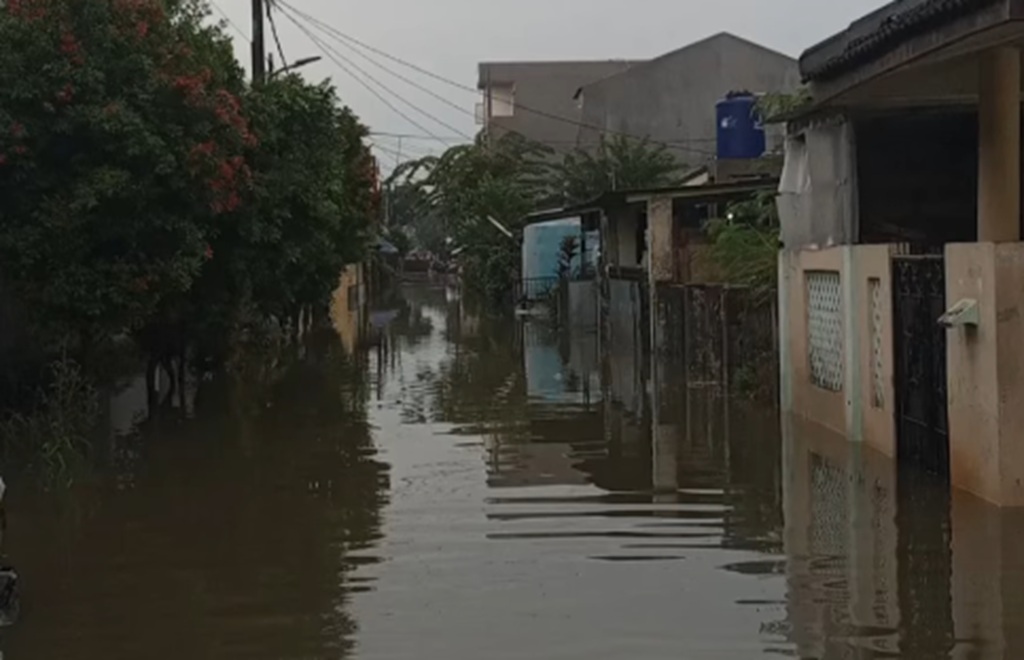Tangsel Dikepung 22 Titik Banjir, Ketinggian Air Capai 1,4 Meter