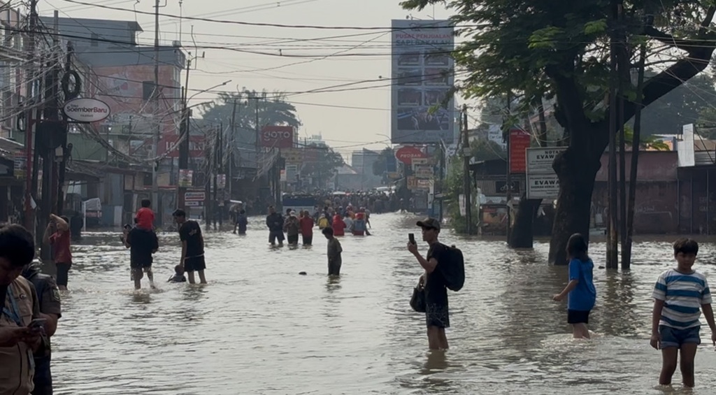 Penampakan Jalan Ciledug Raya Tangerang Lumpuh akibat Banjir
