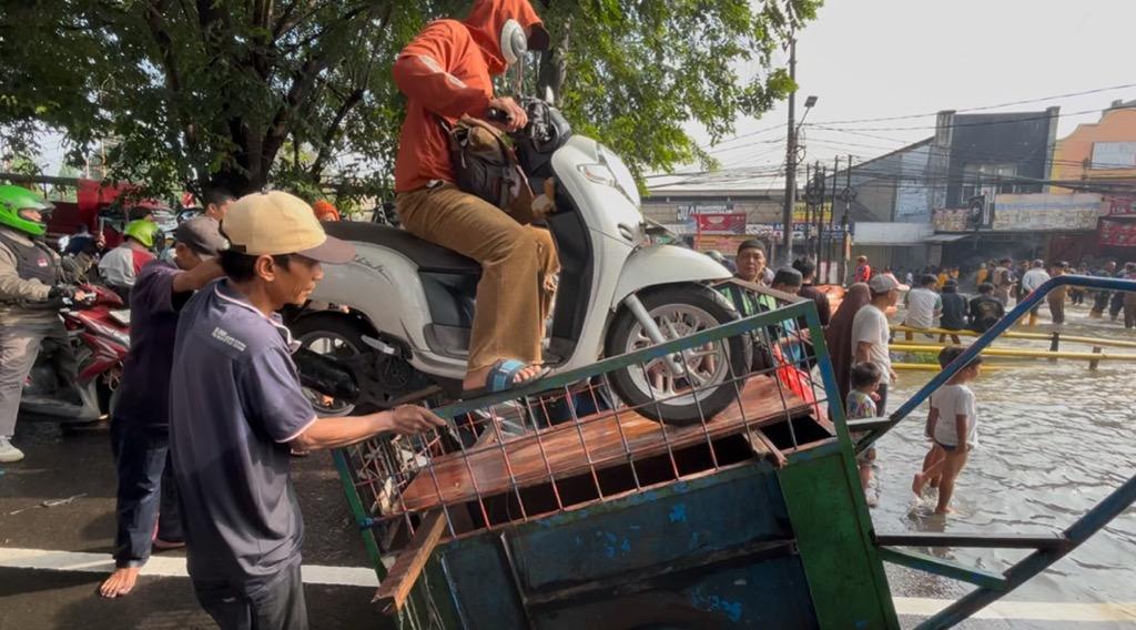 Banjir Rendam Jalan Raya Ciledug, Warga Andalkan Delman-Ojek Gerobak untuk Melintas