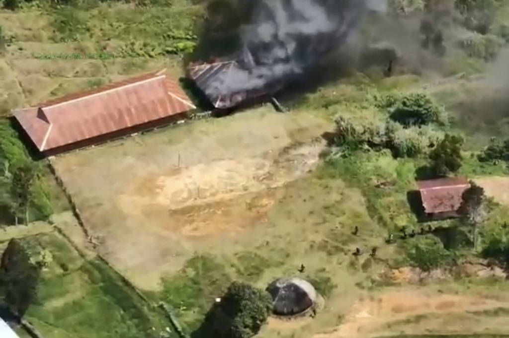 KKB Bakar Rumah Bupati Puncak Elvis Tabuni, Tuding Pos Militer