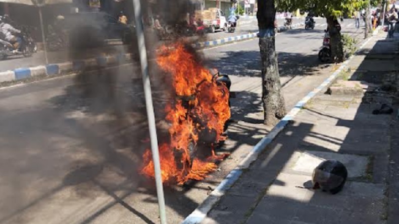 Viral! Motor Parkir di Depan Terminal Sampang Tiba-Tiba Berasap dan Terbakar Hebat, Warga Heboh