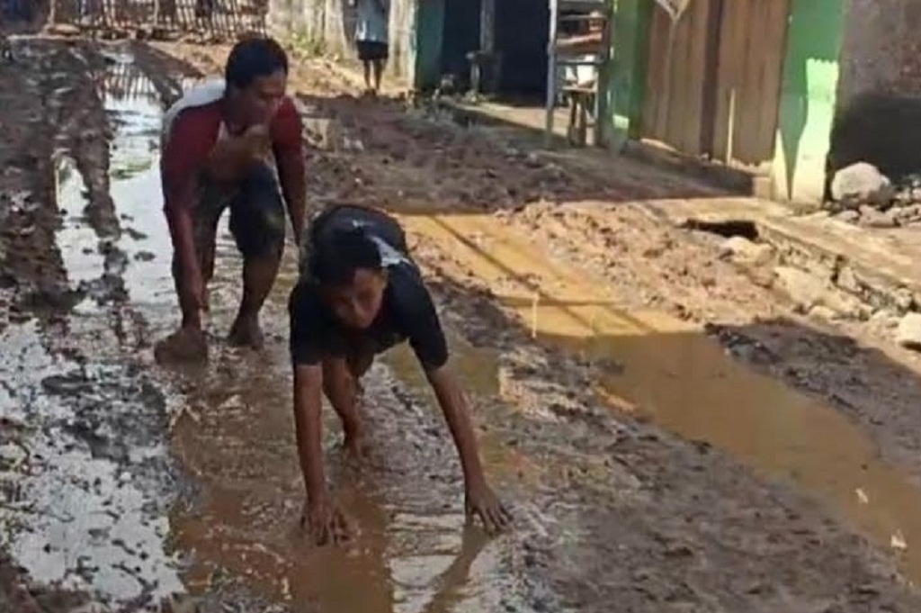 15 Tahun Jalan Rusak dan Berlumpur, Warga Cirebon Protes hingga Gelar Aksi Blokade