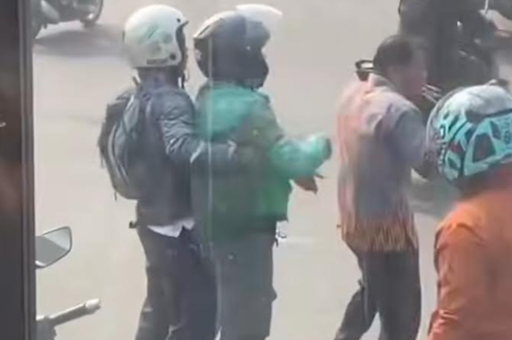 Viral Sopir Transjakarta Dianiaya Pengemudi Ojol di Jakbar gegara Tak Terima Diklakson