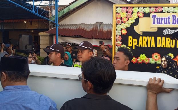 Isak Tangis Iringi Kedatangan Jenazah Diplomat Muda Kemlu Arya Daru di Bantul