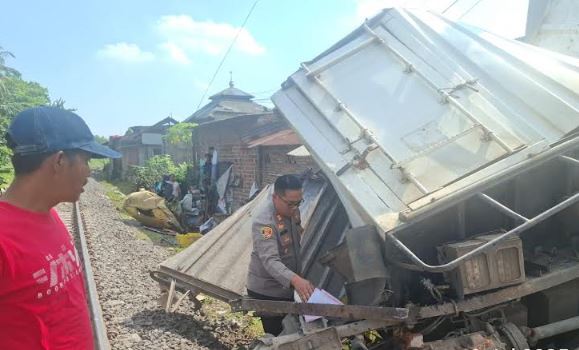 Kecelakaan di Lampung Selatan, Mobil Boks Hancur Tertabrak Kereta Api Babaranjang