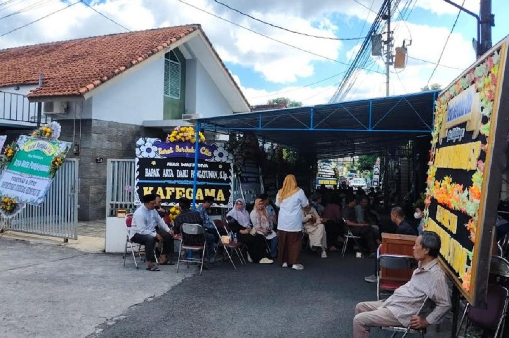 Pelayat Padati Rumah Duka Diplomat Kemlu Arya Daru di Bantul, Keluarga Nantikan Jenazah