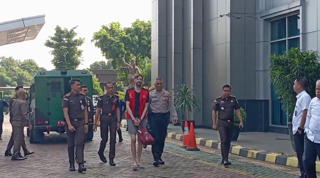 Tampang Buronan Interpol yang Diekstradisi ke Rusia, Diborgol dan Dikawal Ketat