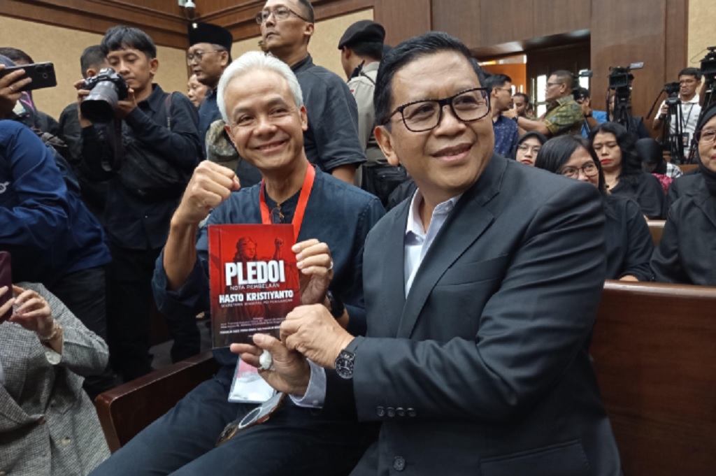 Hasto Kristiyanto dan Ganjar Pranowo berpose dengan buku pleidoi Hasto (foto: iNews.id)Hasto Kristiyanto dan Ganjar Pranowo berpose dengan buku pleidoi Hasto (foto: iNews.id)