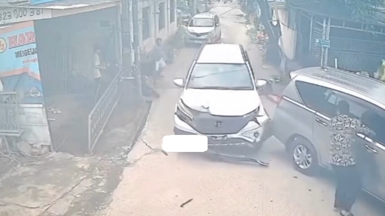 Mobil Tabrak Sejumlah Kendaraan di Bekasi Terekam CCTV, Pengemudi Diduga Baru Belajar Nyetir