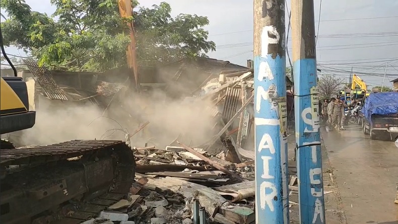 Menegangkan! Eksekusi Bangunan Liar di Tepian Sungai Pulo Timaha Bekasi, Warga Adang Alat Berat