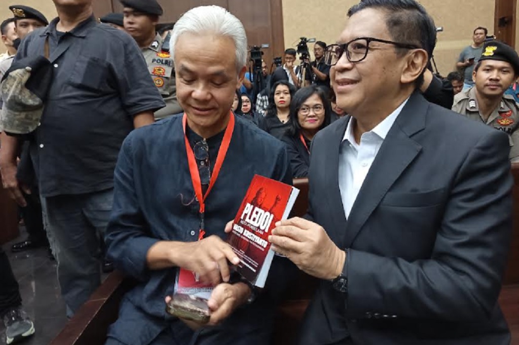 Hasto Tulis Pleidoi Sendiri, Ngaku Tangannya Sampai Pegal