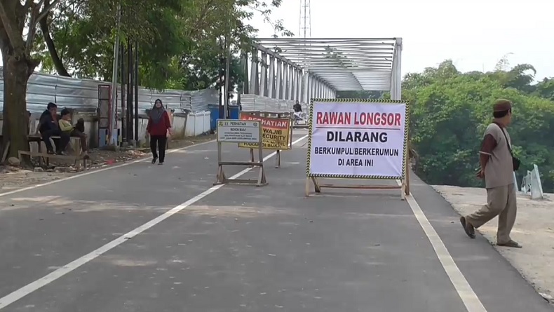 Turap Jembatan Cipamingkis Bekasi Ambruk, Kendaraan Tak Bisa Melintas Ekonomi Warga Terancam
