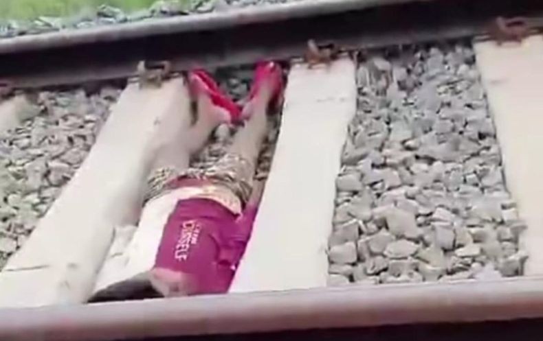 Ngawur! Bocah Ini Tiduran di Rel saat Kereta Melintas demi Konten Video