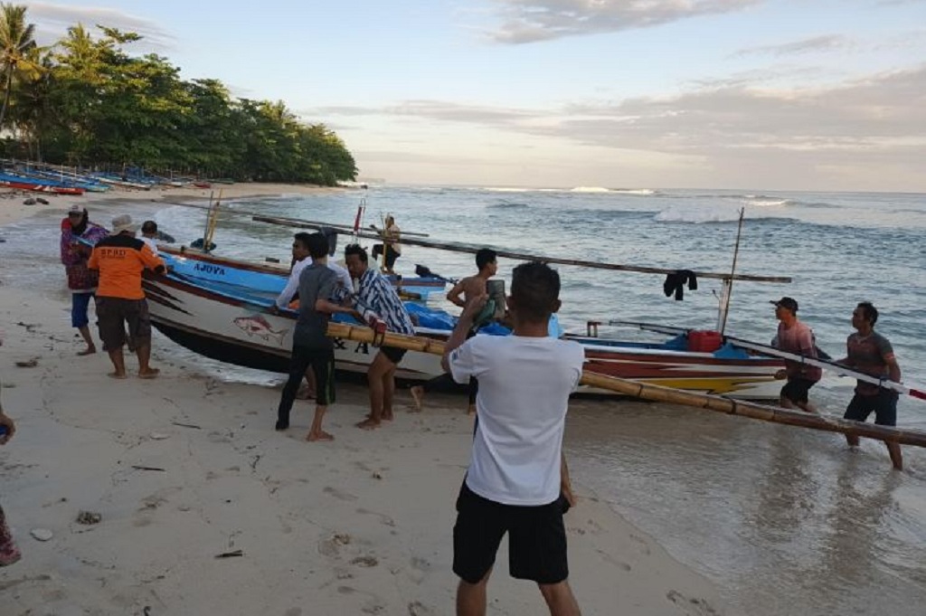 Selamatkan Istri-Anak, Wisatawan Lampung Tewas Terseret Ombak di Pantai Labuhan Jukung