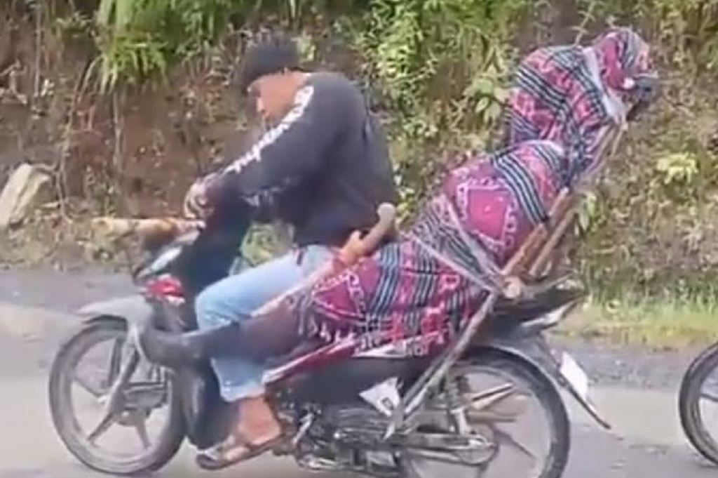 Viral! Jenazah Nakes yang Bertugas di Pedalaman Donggala Dibawa Naik Motor