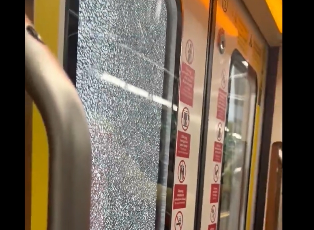 KRL Baru asal China Kena Lemparan Batu di Bogor, Kaca Pintu Retak