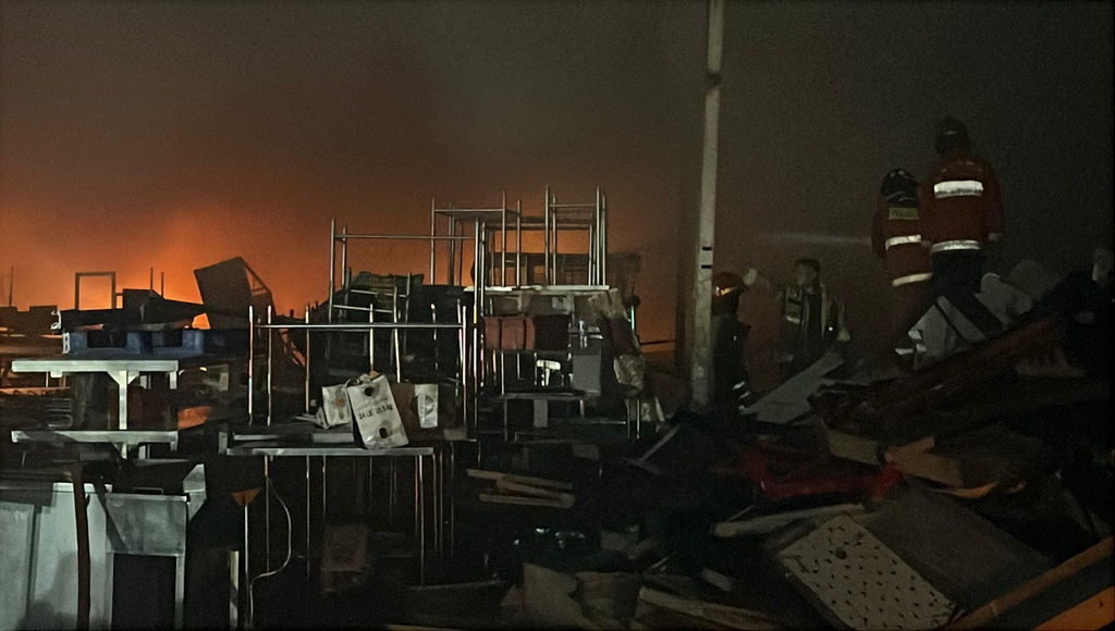 Kebakaran Landa Gudang Barang Bekas di Bekasi, Api Masih Berkobar