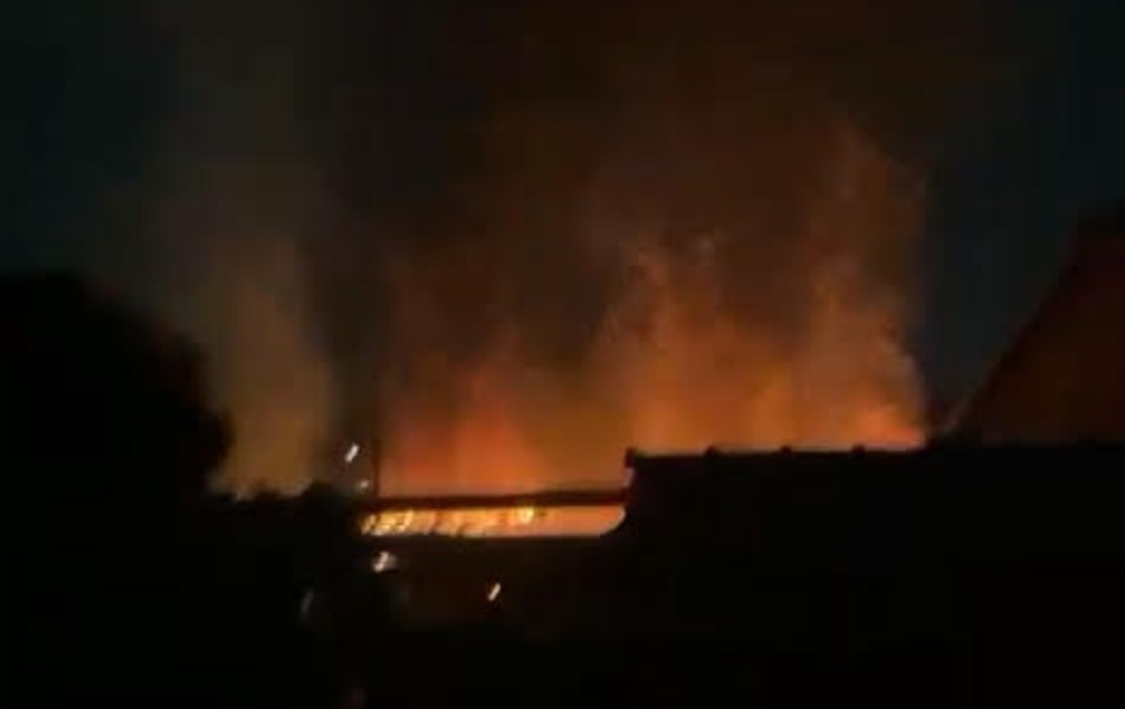 Kebakaran di Makasar Jaktim, 12 Mobil Damkar Dikerahkan