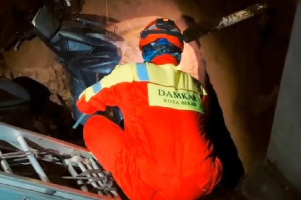 Motor Nyemplung ke Septic Tank di Bekasi, Petugas Damkar Hadapi Bau Menyengat