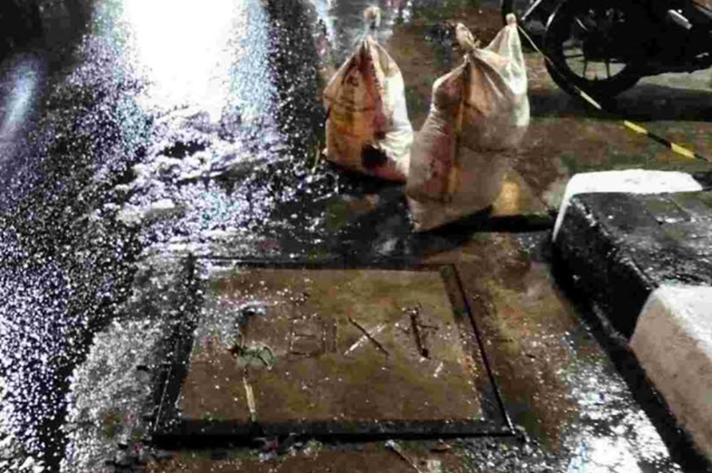 Galian Fiber Optik di Pondok Gede Raya Disetop usai Ibu dan Anak Tercebur