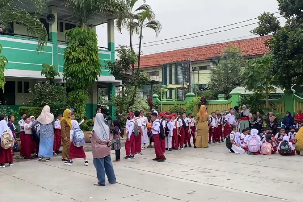 Hari Pertama Jam Masuk Sekolah 6.30 di Bekasi, Ortu Murid Keluhkan Macet