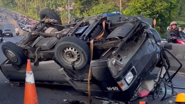 Kronologi Kecelakaan Pikap Terguling usai Serempet Motor, Sopir Diduga Ngantuk