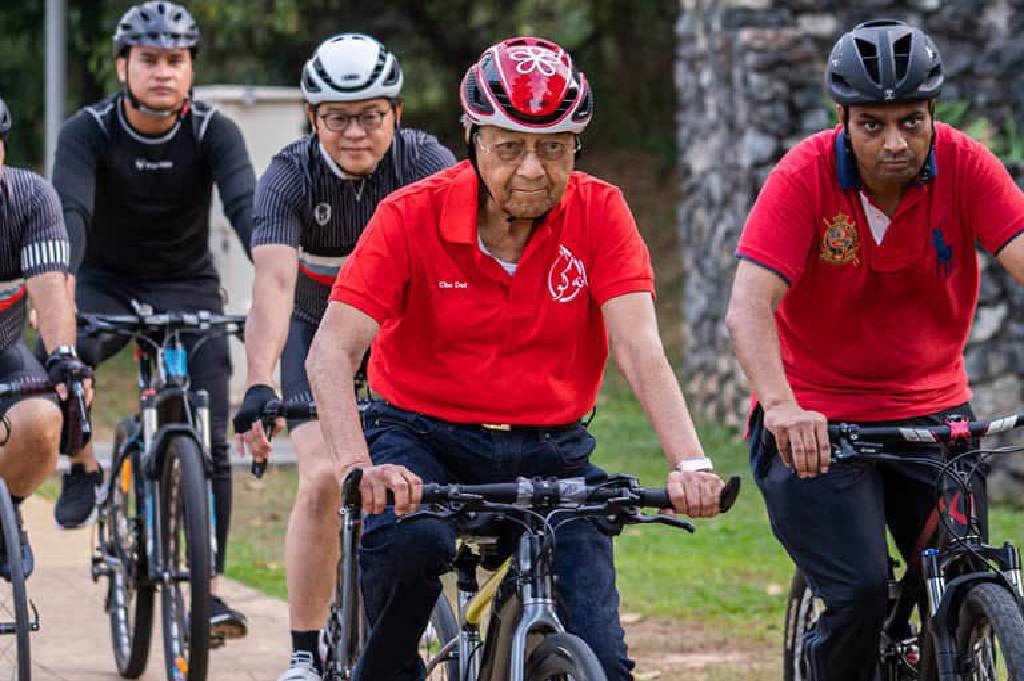 Umurnya 100 Tahun, Mahathir Mohamad Dirawat gegara Kelelahan Bersepeda